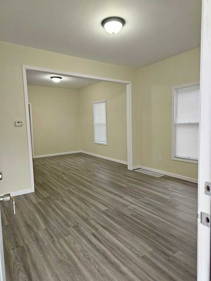 419 Montrose St - Photo 2 of 9