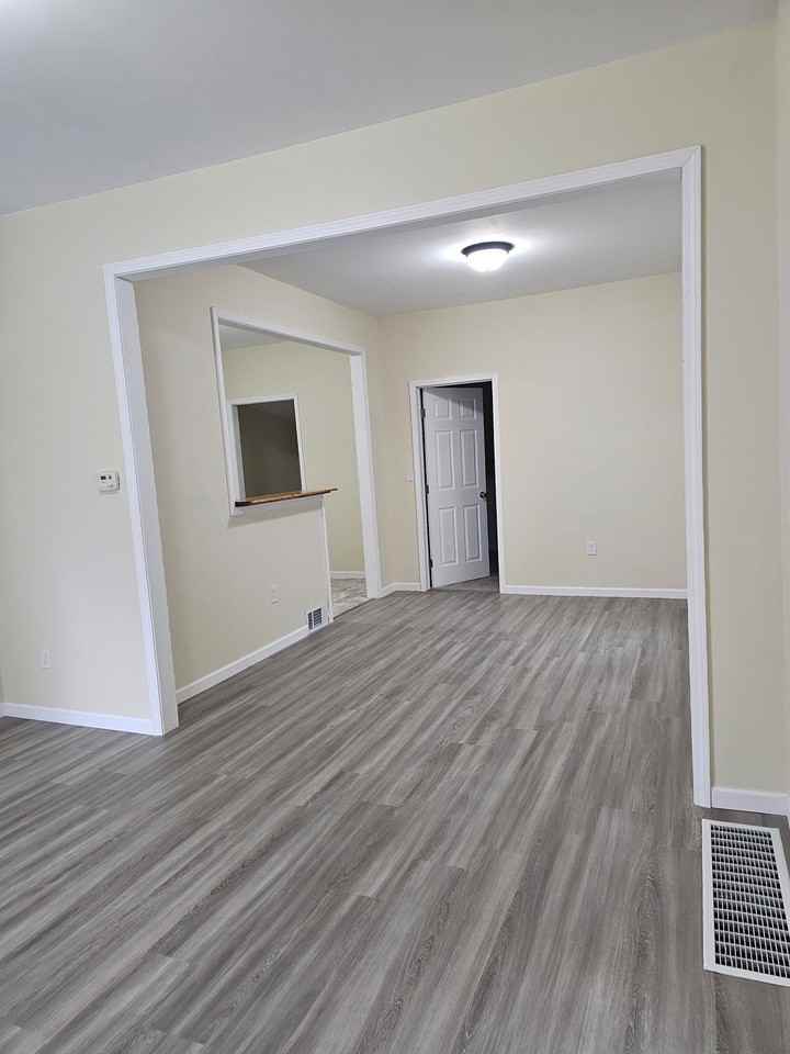 419 Montrose St - Photo 3 of 9