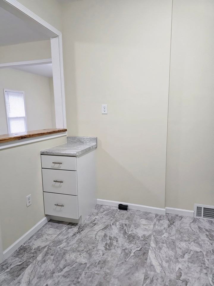 419 Montrose St - Photo 5 of 9