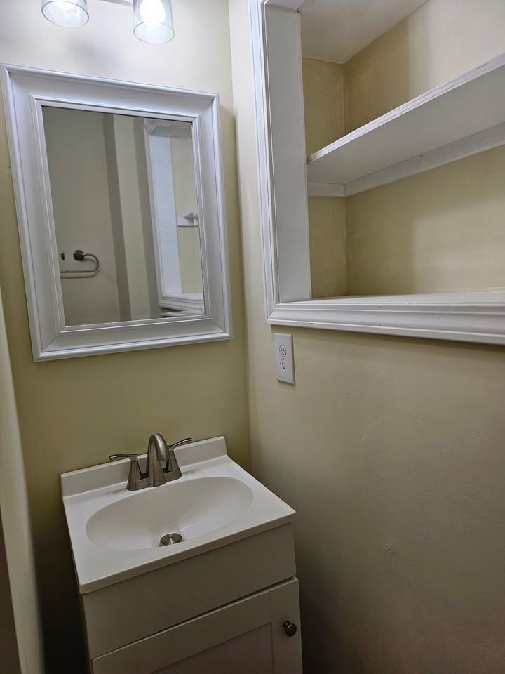 419 Montrose St - Photo 7 of 9