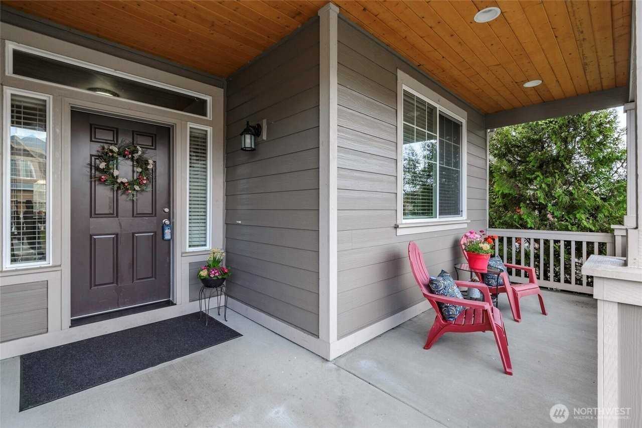 1438 Farina Loop Se - Photo 2 of 20