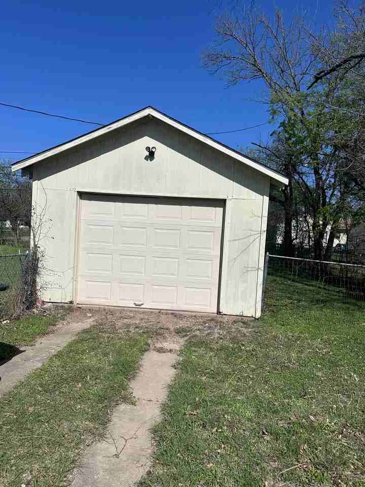 3625 Maple Ave - Photo 3 of 11