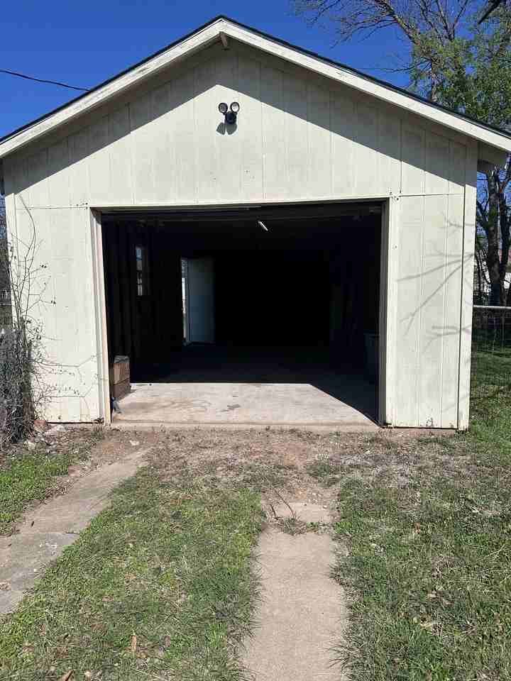 3625 Maple Ave - Photo 4 of 11