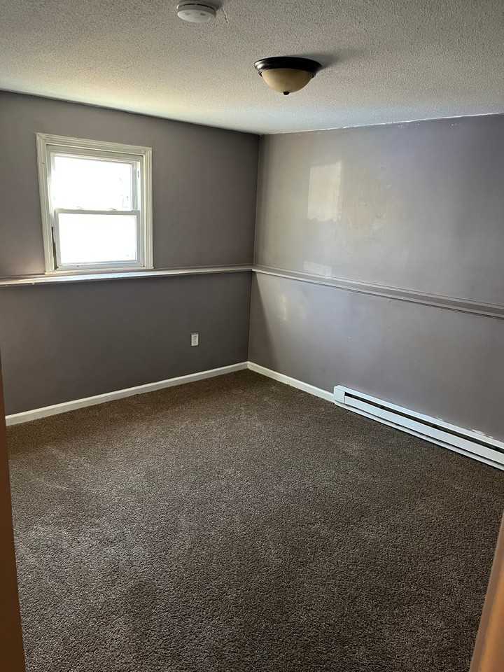 1038 Liberty St - Photo 2 of 6