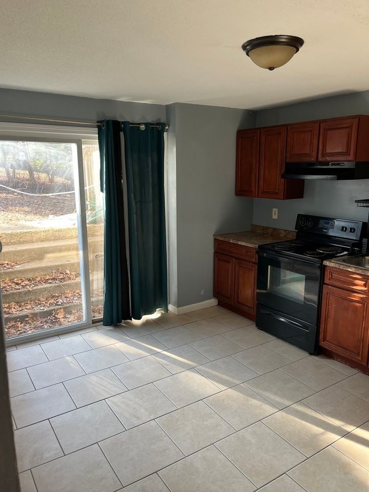 1038 Liberty St - Photo 5 of 6