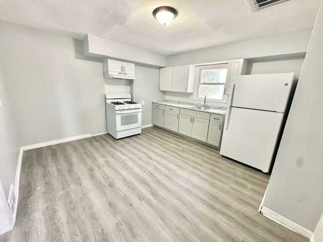 275 S Broad St - Photo 2 of 10