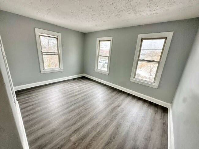 275 S Broad St - Photo 3 of 10