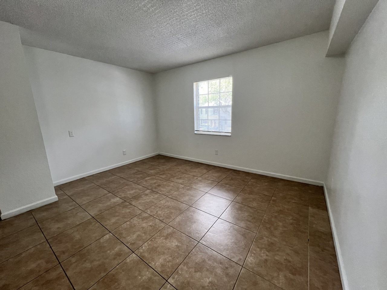 138 Lewfield Cir - Photo 6 of 28