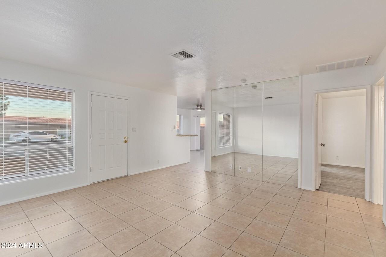 511 W Blackhawk Dr #4 - Photo 7 of 31