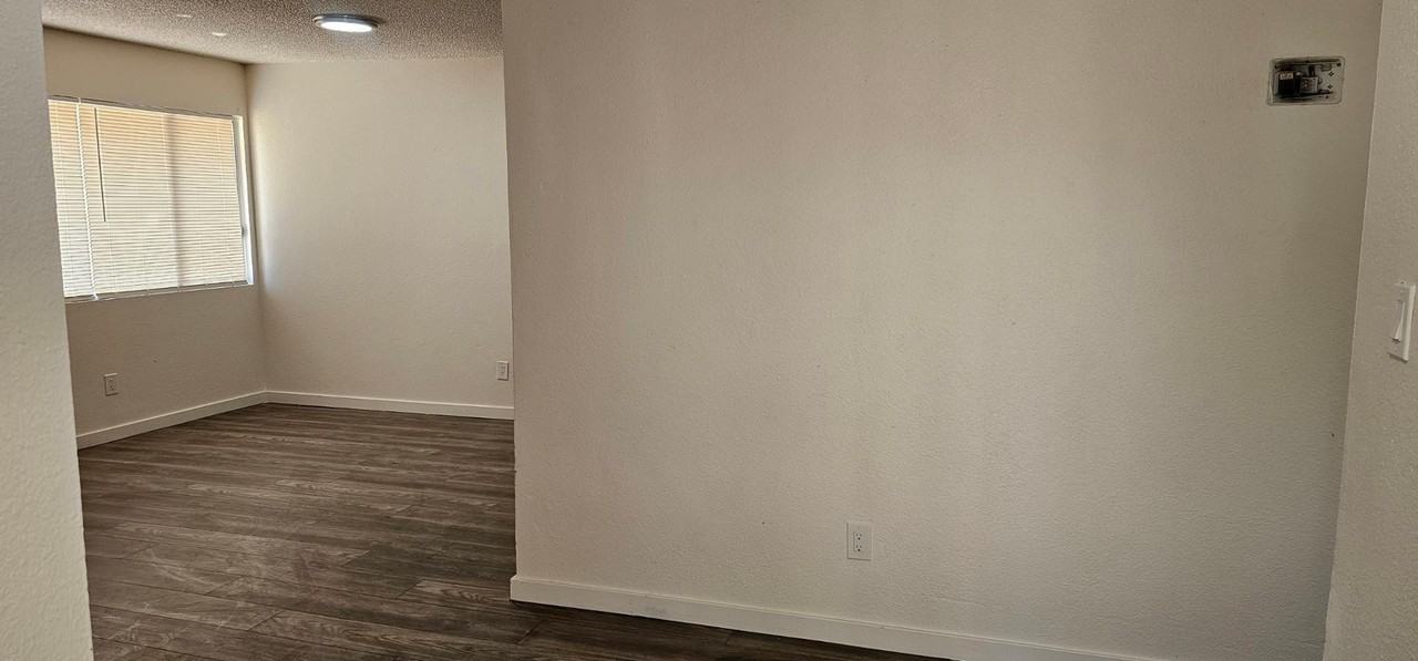 2658 N 43rd Ave Apt A - Photo 4 of 7