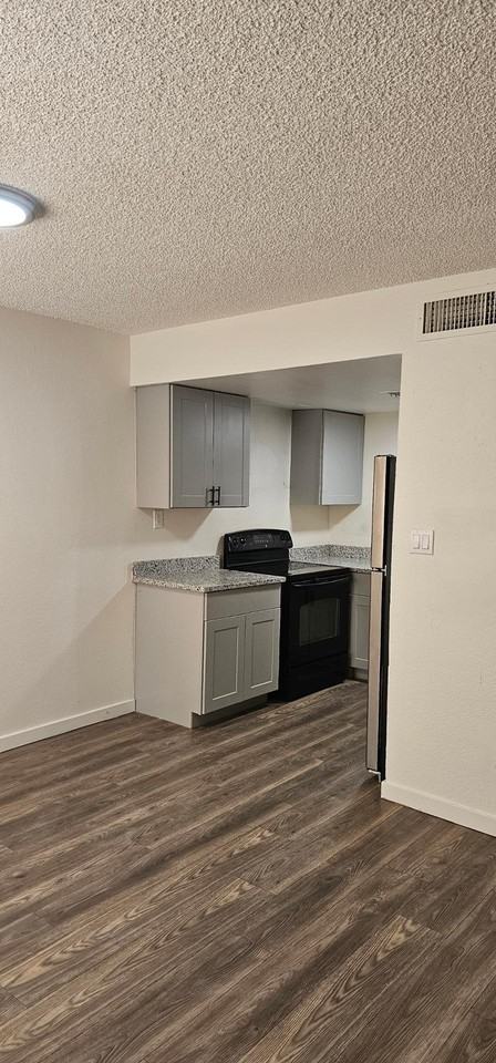 2658 N 43rd Ave Apt A - Photo 5 of 7