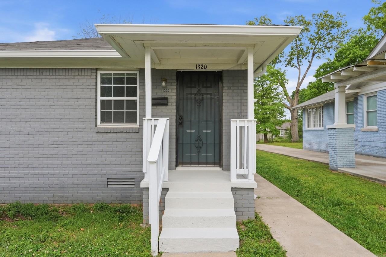 1320 S Summit St - Photo 5 of 15