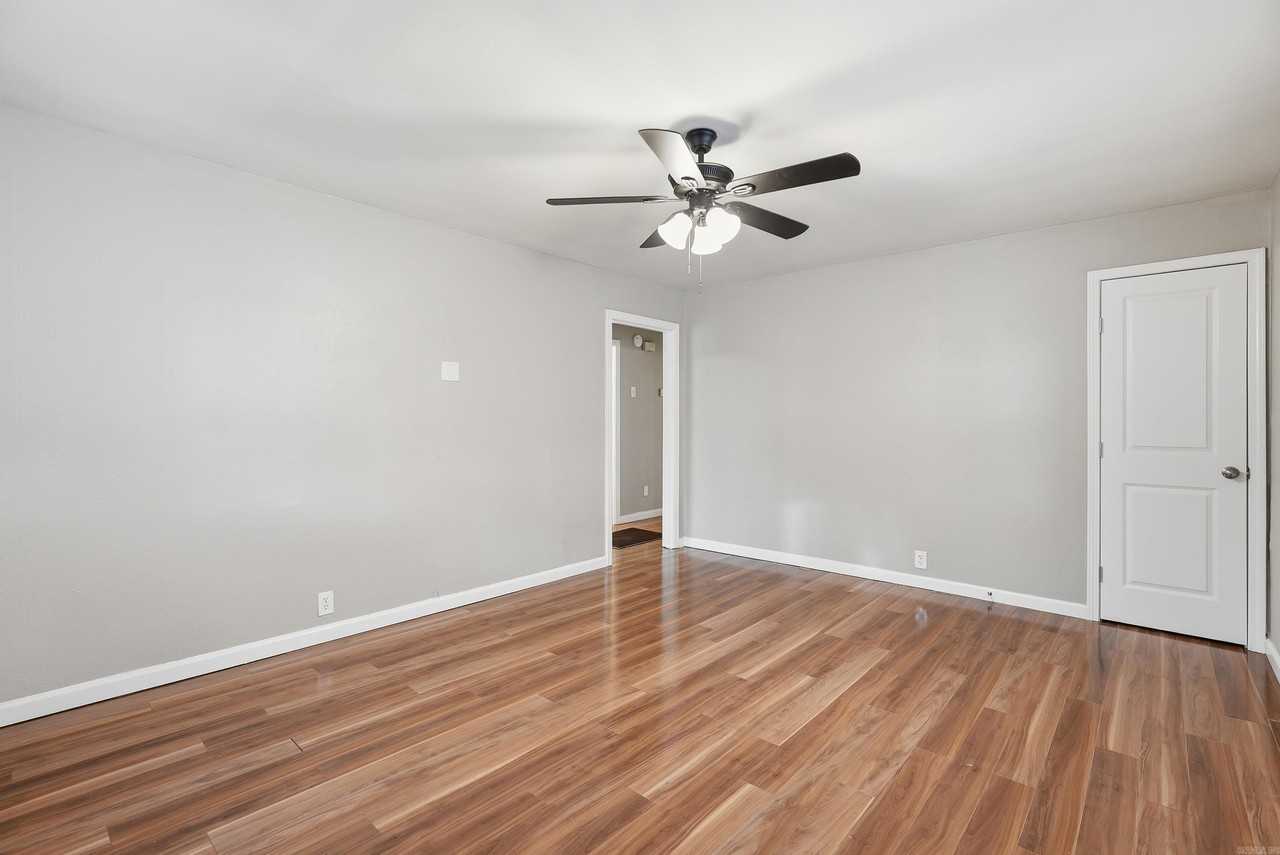 1320 S Summit St - Photo 7 of 15