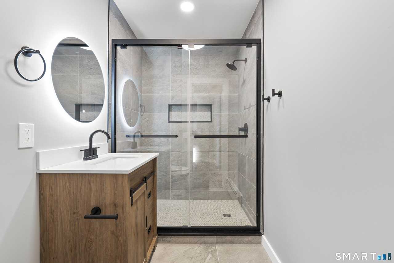 105 Richmond Hill Ave Unit 2 - Photo 4 of 17