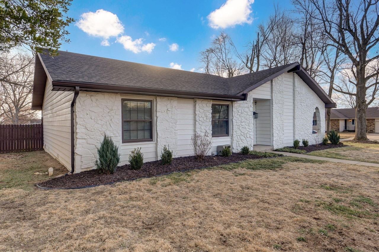 4094 S Eaton Ave - Photo 3 of 33