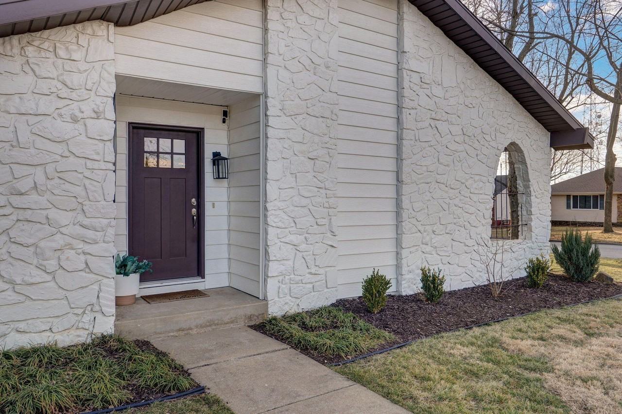 4094 S Eaton Ave - Photo 4 of 33