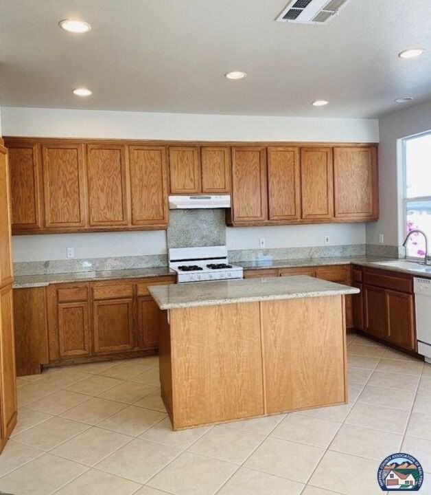 218 Mazatlan Dr - Photo 3 of 10