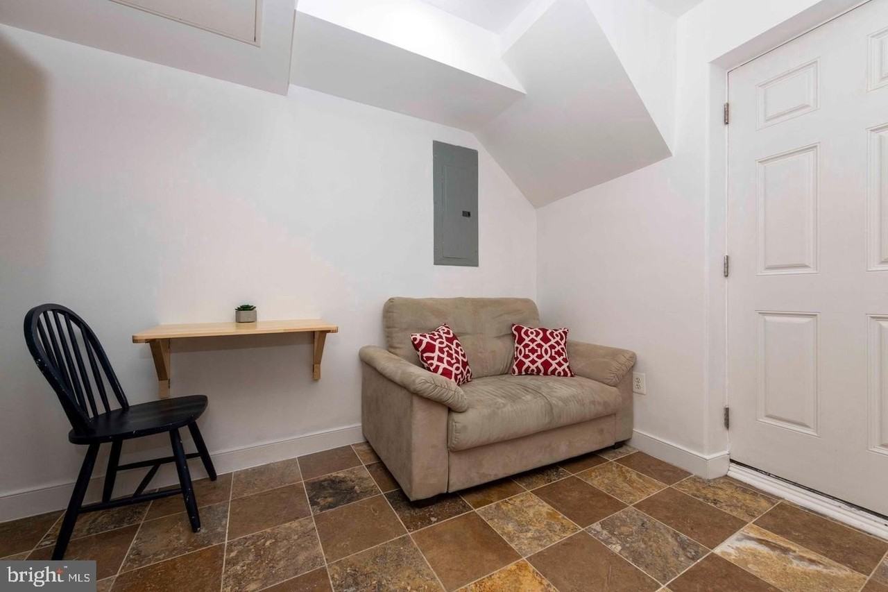 514 Hobart Pl Nw - Photo 3 of 13