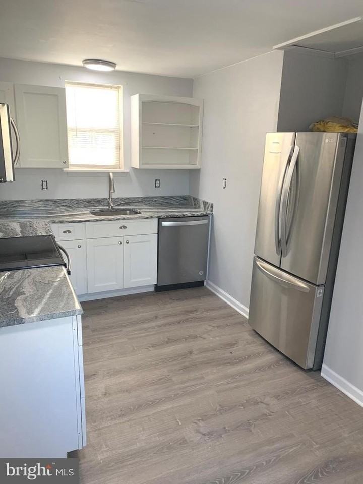 7703 Dover Rd - Photo 2 of 25