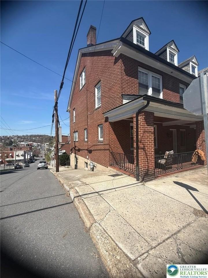 1132 Mahantongo St - Photo 4 of 33