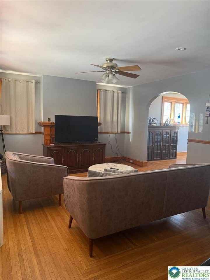 1132 Mahantongo St - Photo 6 of 33