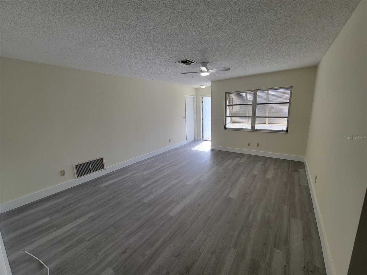 1028 Lillian St - Photo 6 of 33