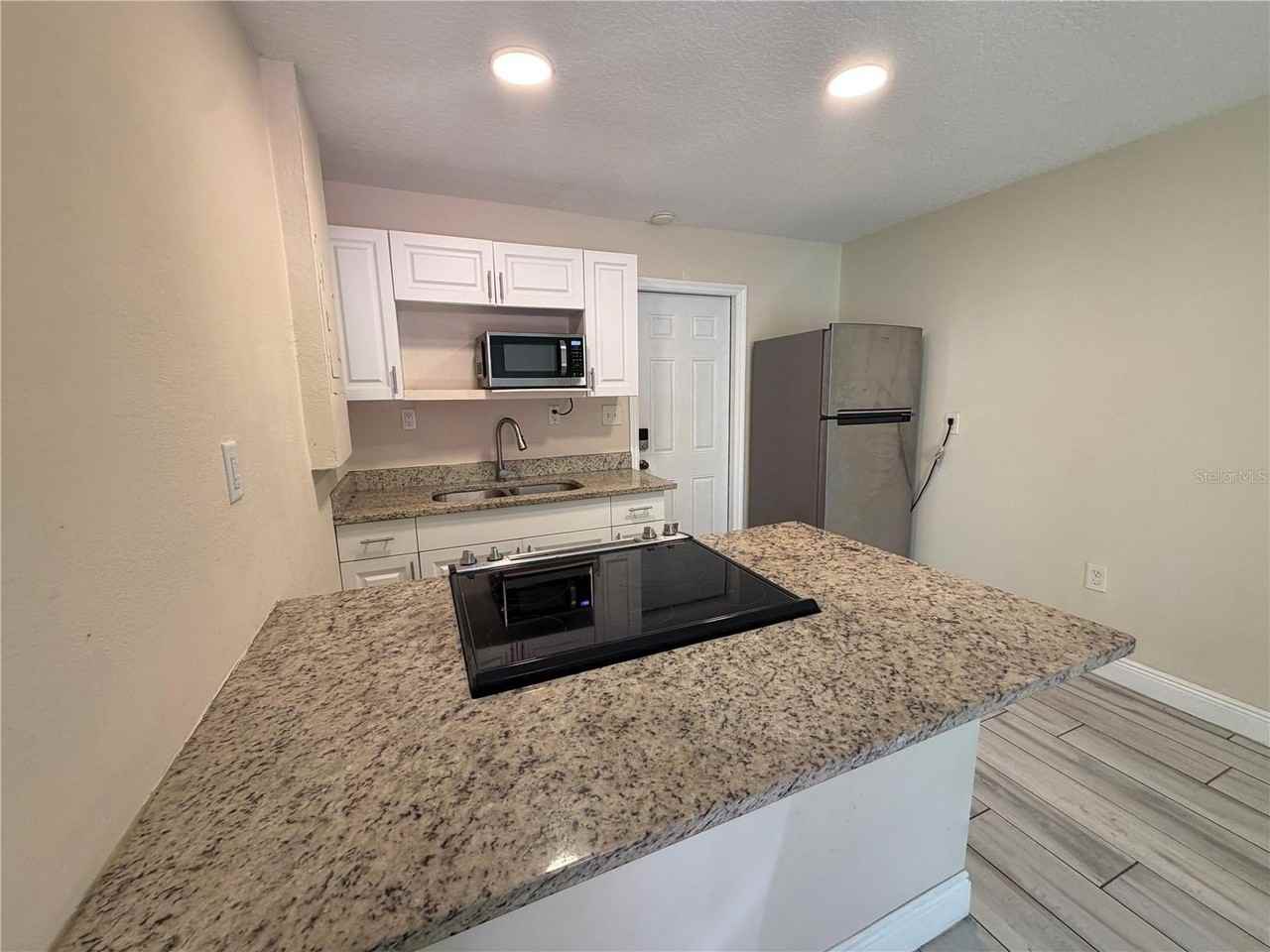 810 8th St - Photo 2 of 5