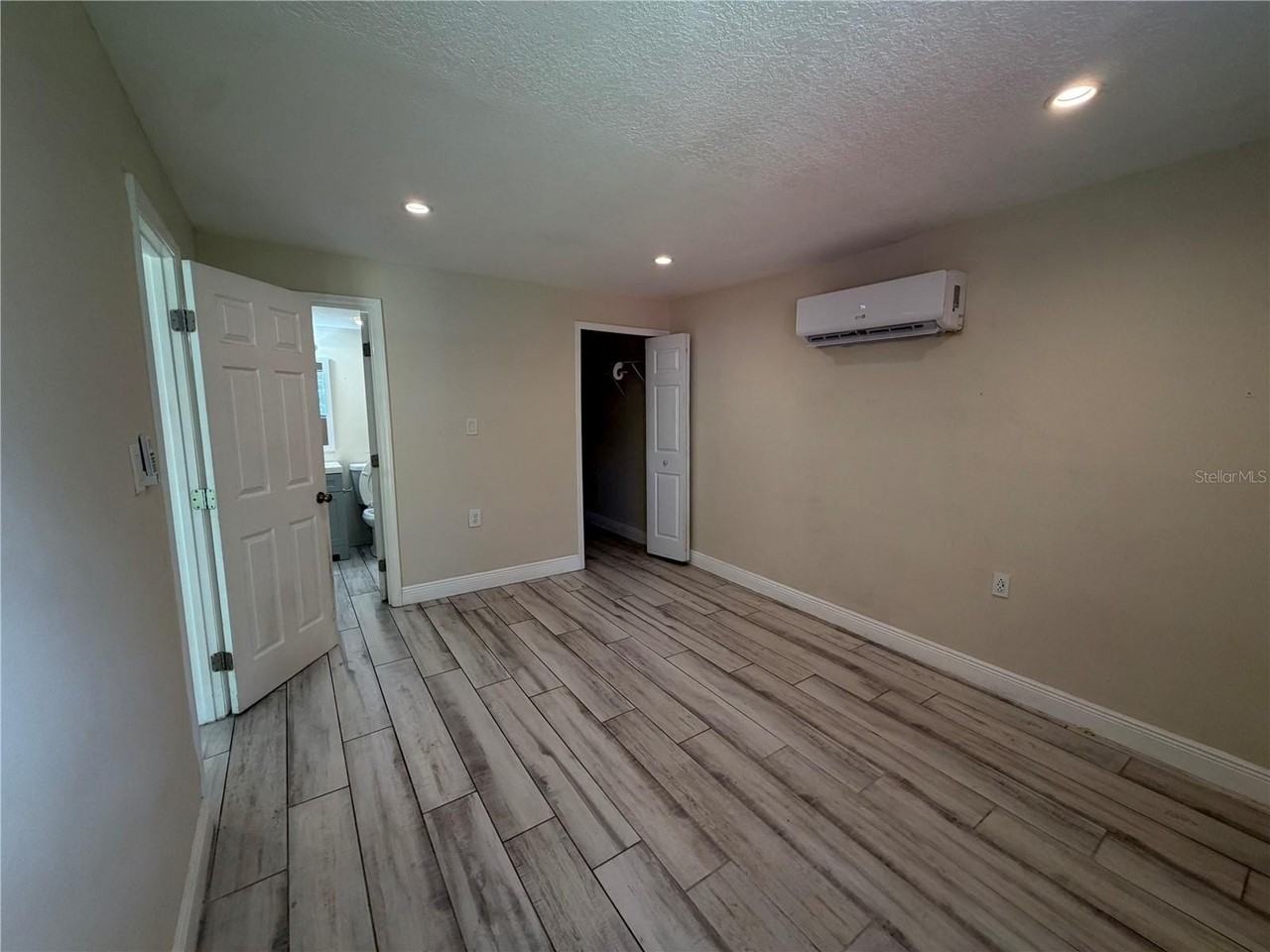 810 8th St - Photo 3 of 5