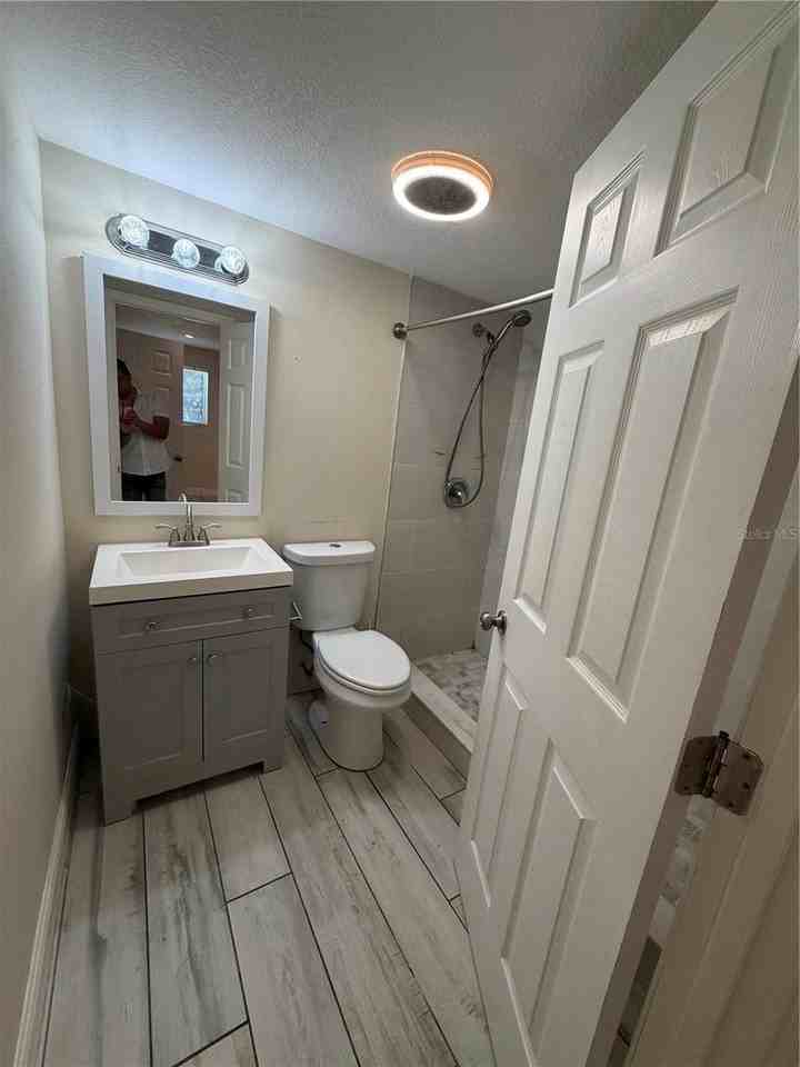 810 8th St - Photo 4 of 5