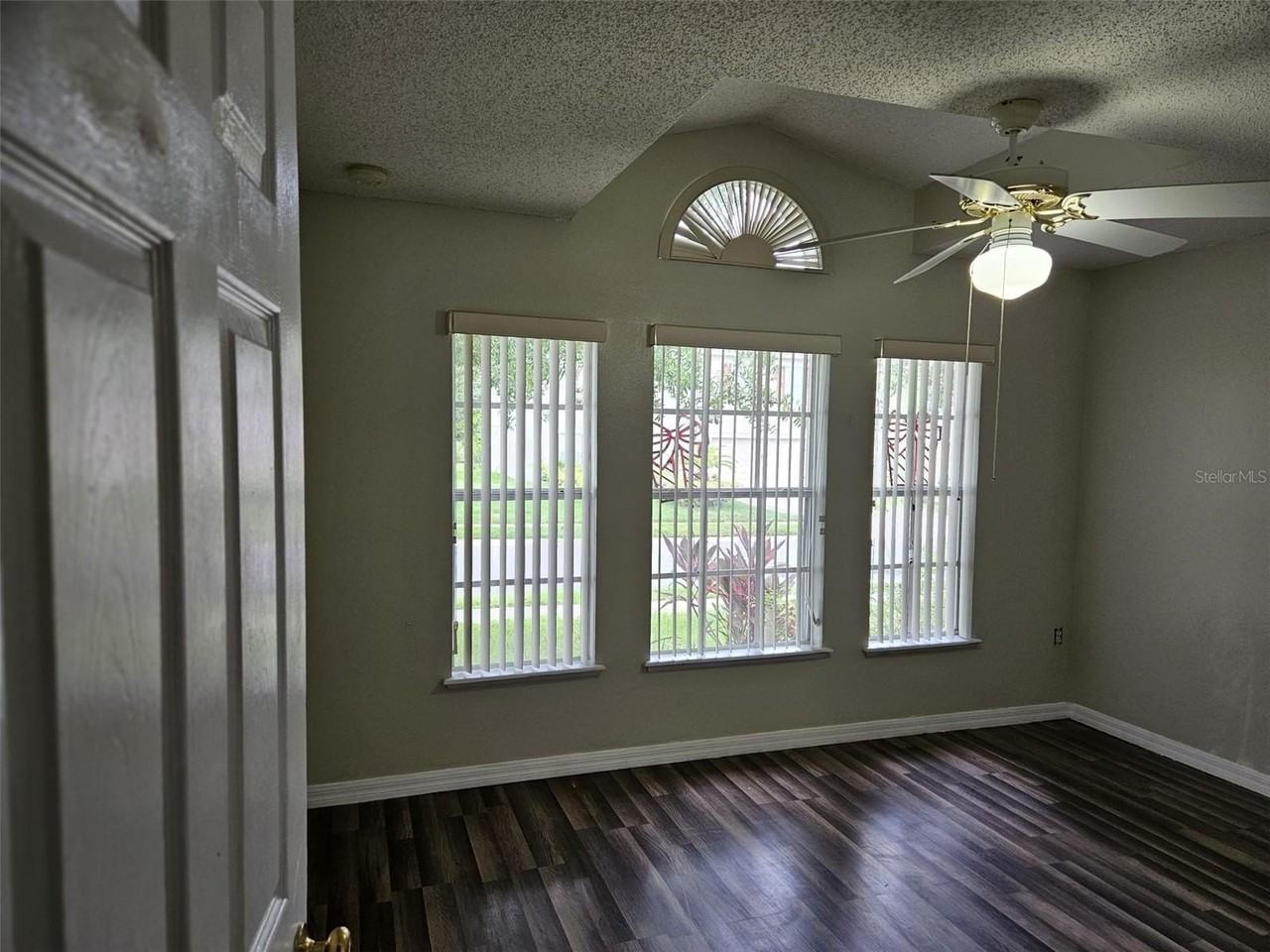 605 Blake Ave - Photo 3 of 16