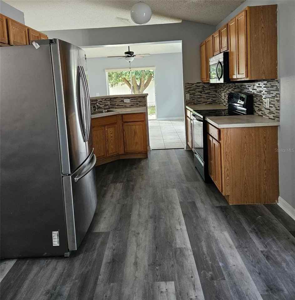 605 Blake Ave - Photo 4 of 16