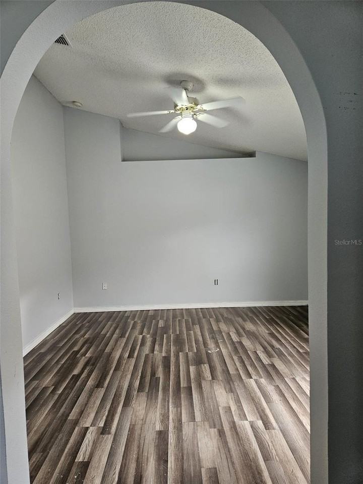 605 Blake Ave - Photo 5 of 16