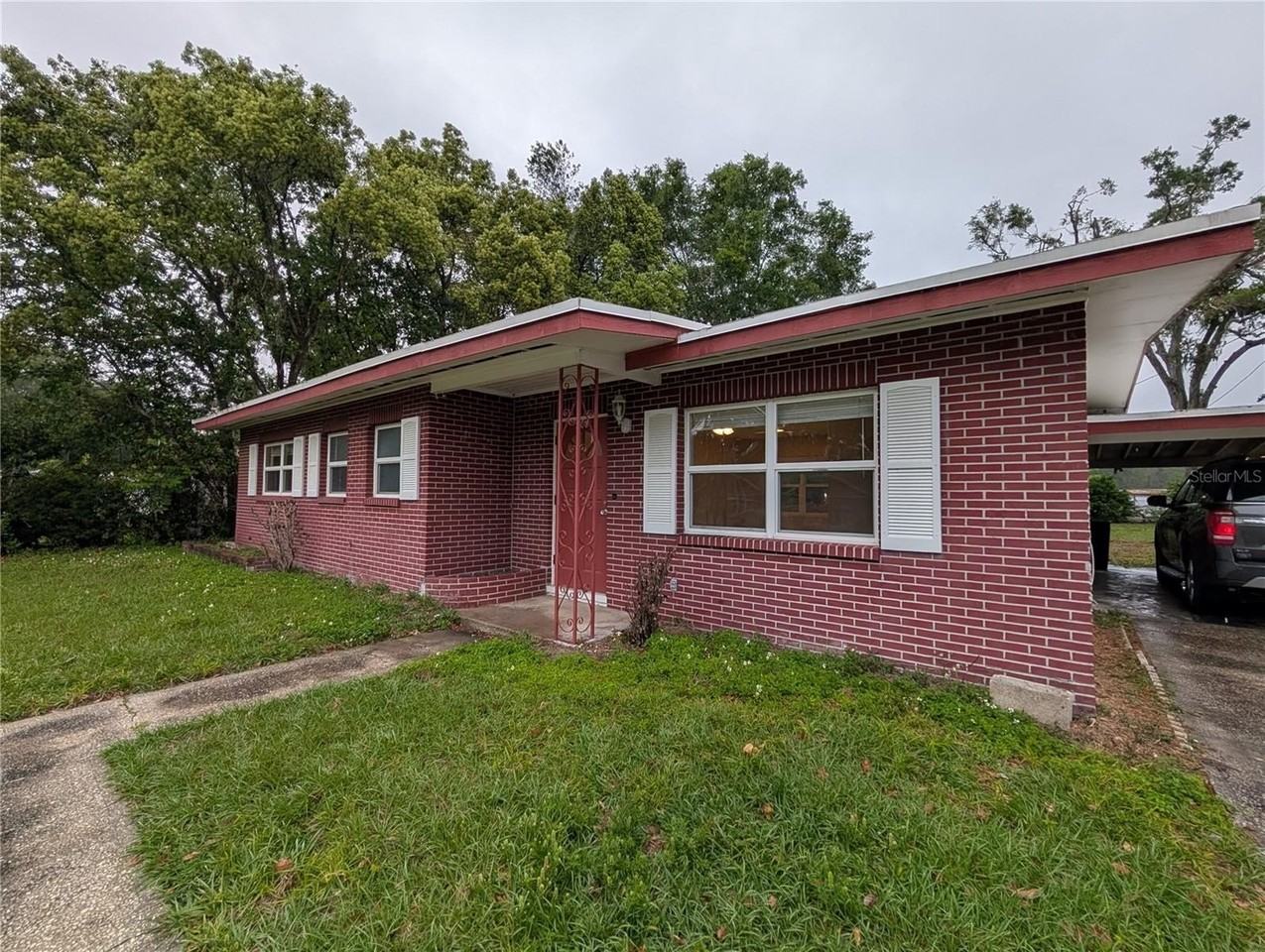 208 Oakwood Dr - Photo 2 of 14