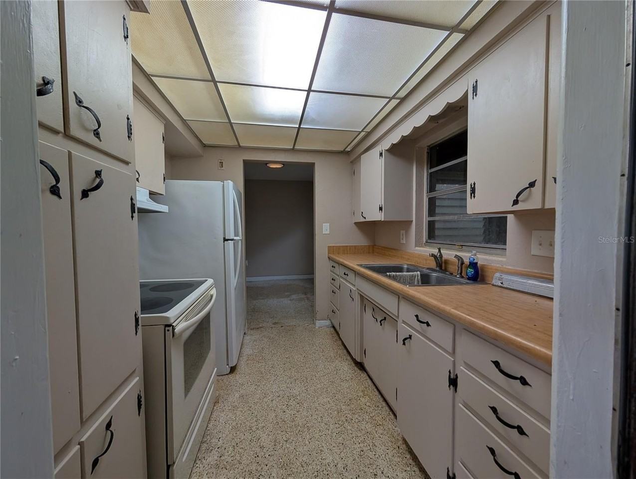 208 Oakwood Dr - Photo 4 of 14