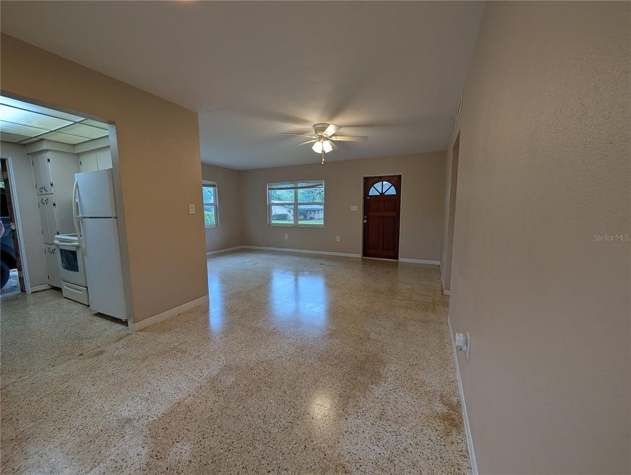 208 Oakwood Dr - Photo 6 of 14