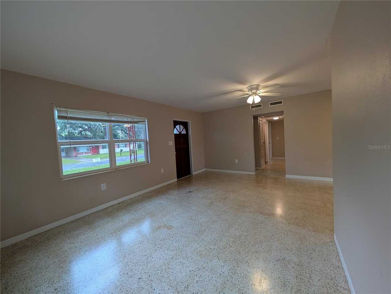 208 Oakwood Dr - Photo 7 of 14