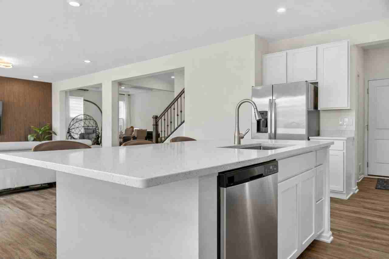 395 S Pointe Ave - Photo 5 of 28