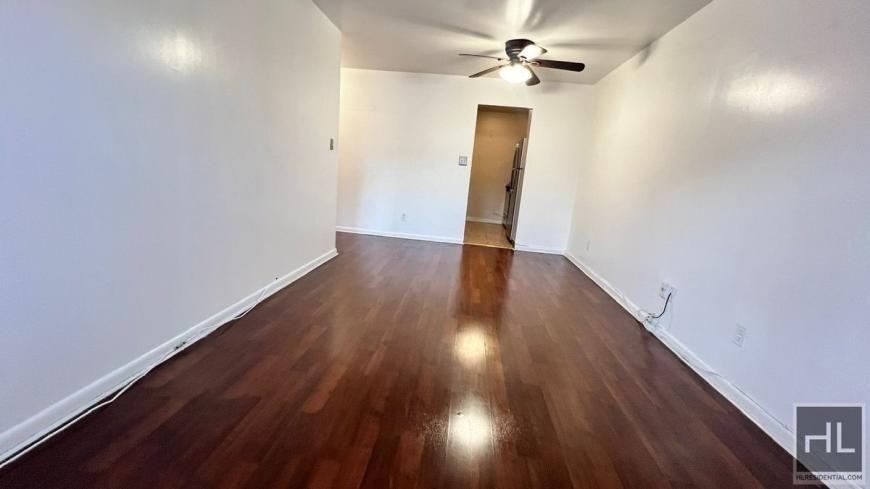 405 Halsey St - Photo 4 of 10