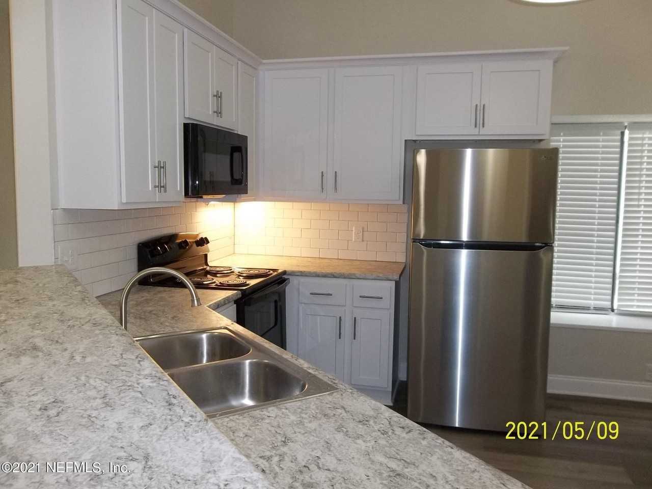 8072 Kilwinning Ln - Photo 6 of 27