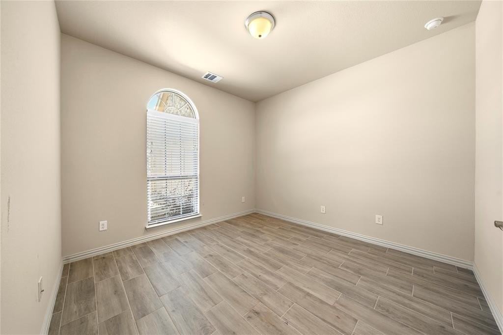 6040 Liverpool St - Photo 4 of 27