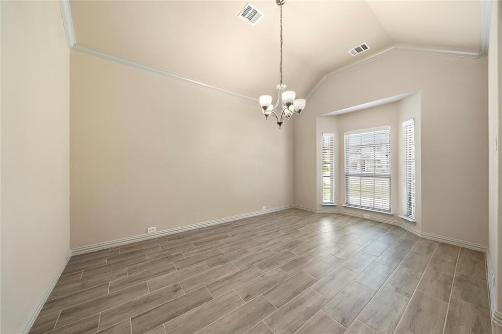 6040 Liverpool St - Photo 5 of 27