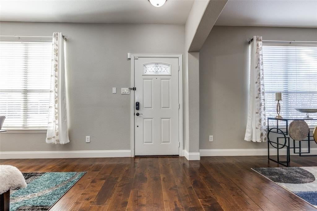 1427 Hanover Ln - Photo 3 of 25