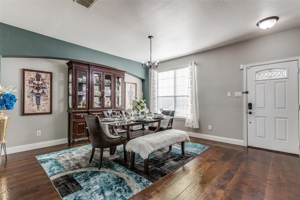 1427 Hanover Ln - Photo 4 of 25