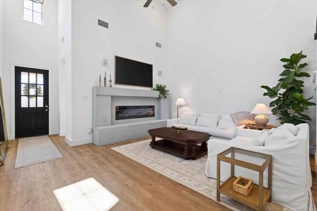 1908 Elm Pl - Photo 4 of 39