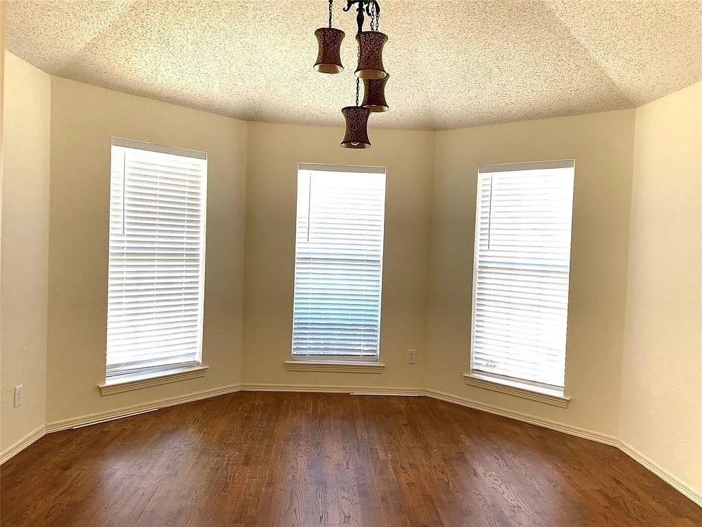 10079 Cambridge Dr - Photo 3 of 9