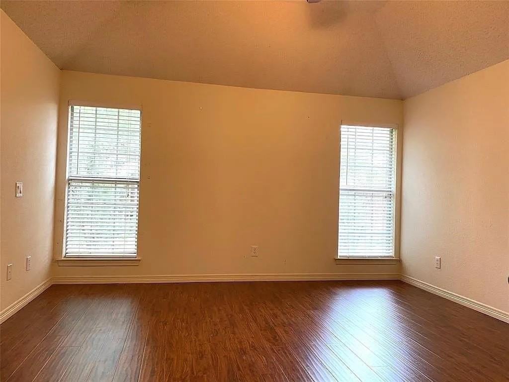 10079 Cambridge Dr - Photo 5 of 9