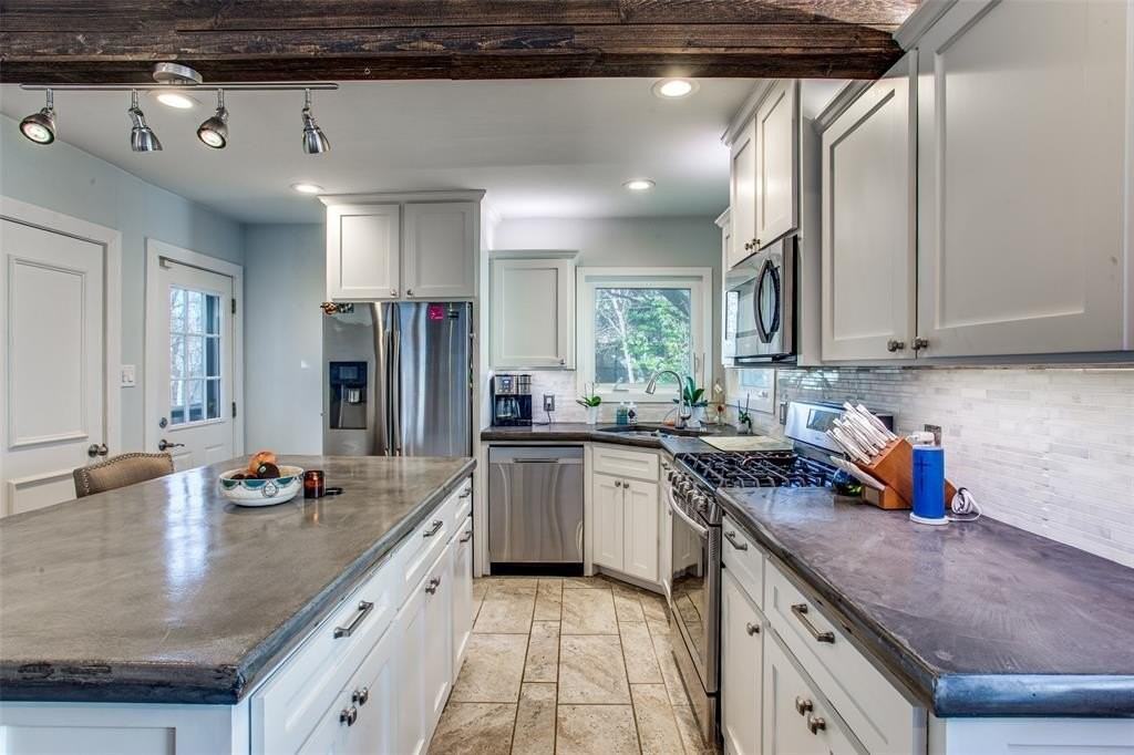 1405 Bluebonnet Dr - Photo 3 of 15