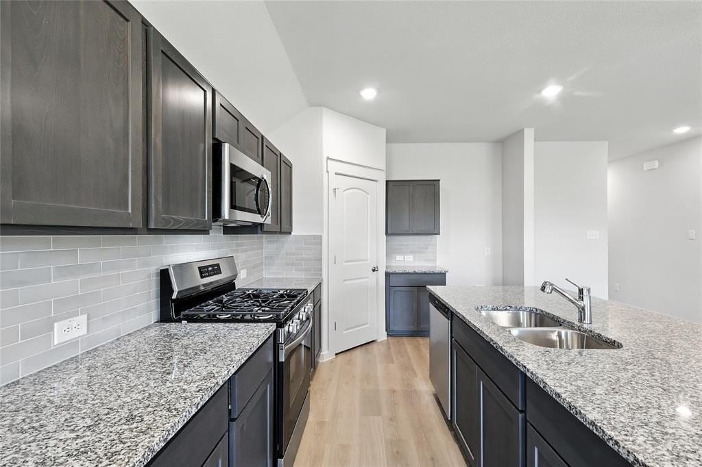 106 Patrick Henry Dr - Photo 5 of 36