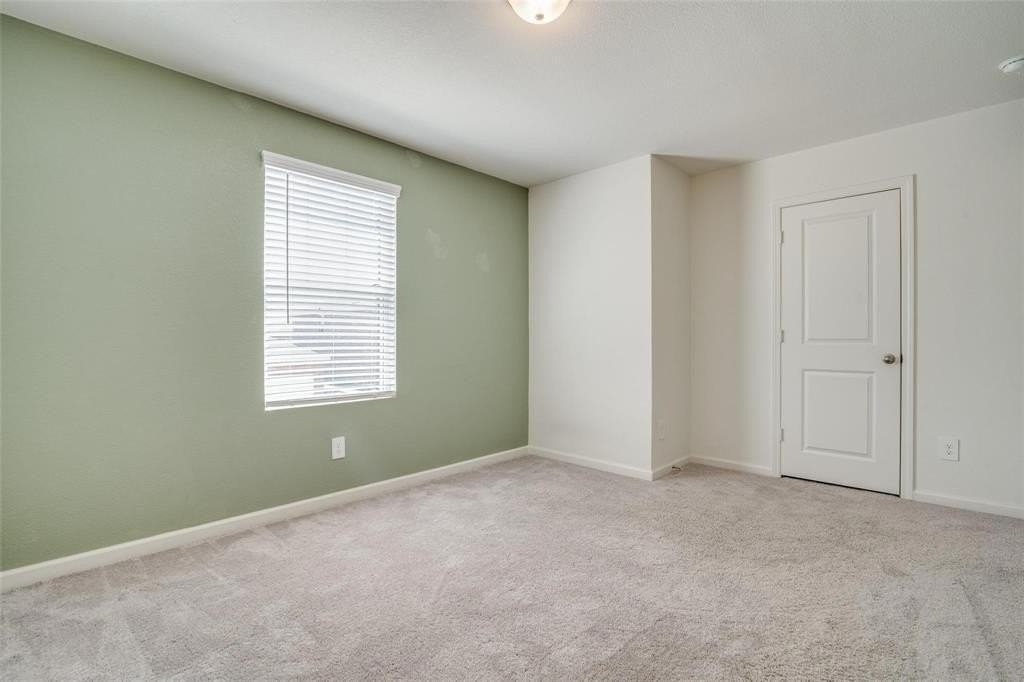 731 Yorkshire Dr - Photo 2 of 32