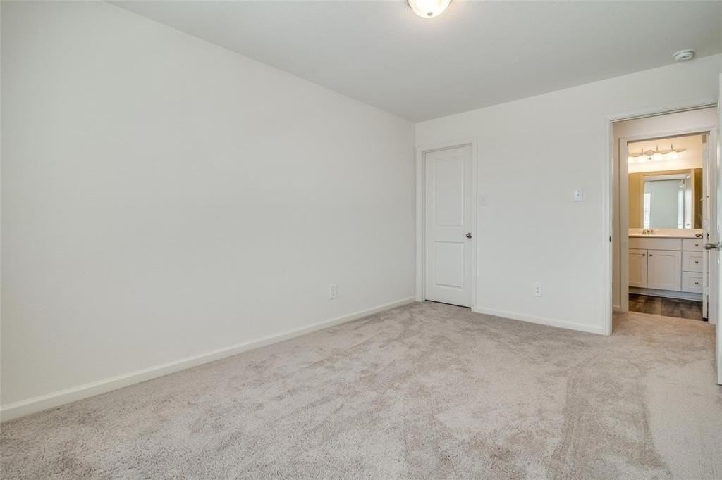 731 Yorkshire Dr - Photo 7 of 32